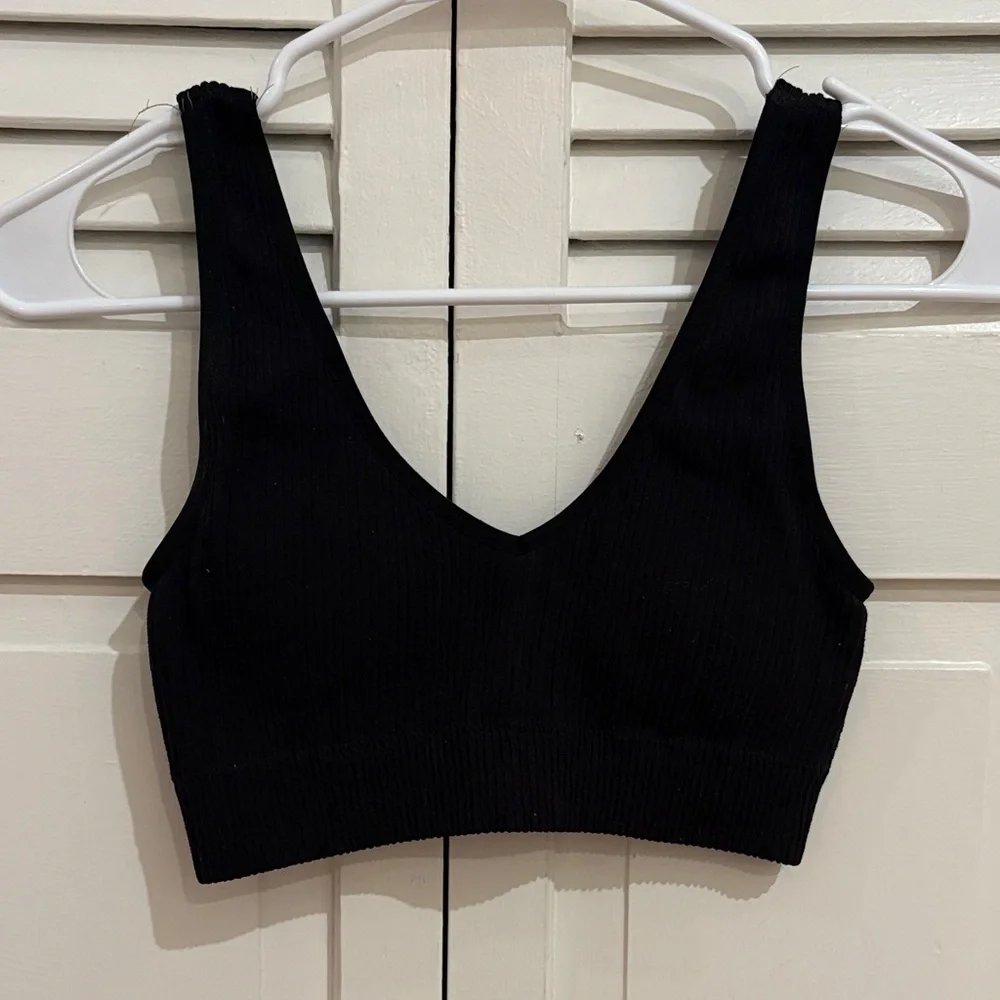 Black Ribbed V-Neck Aerie Crop Top/ Bean - Picture 1 of 6
